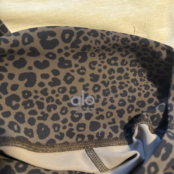 Alo is Leggings - Picture 4 of 4